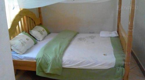 金贾Trinity Guest House的双层床的上方配有2个枕头