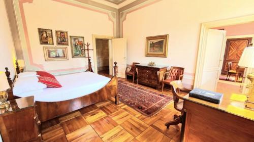 蒙塞利切卡斯特罗迪丽斯达酒店的一间卧室配有一张床和一张书桌