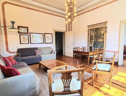 蒙塞利切卡斯特罗迪丽斯达酒店的客厅配有沙发和桌子