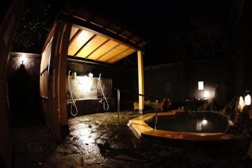 佐野市Hotel Miyoshino Annex的一间深色带浴缸的浴室