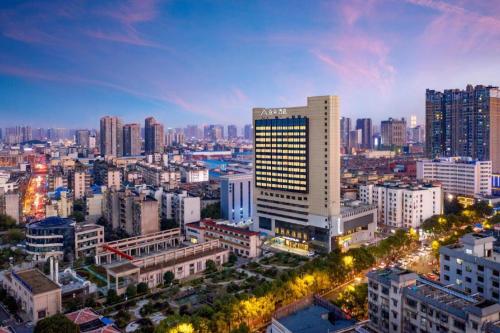 长沙Atour Hotel Changsha Wanbao Avenue的城市天际线,高楼和街灯