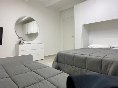 那不勒斯Lux House的白色卧室配有床和镜子