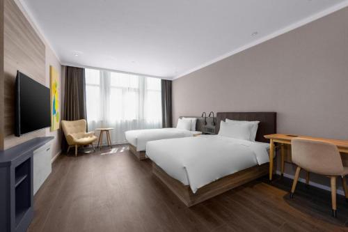 Hanting Hotel Longnan Cheng County Panxuan Road客房内的一张或多张床位