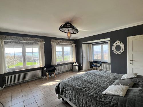 特镇Oneux Village的一间卧室设有一张大床和窗户。
