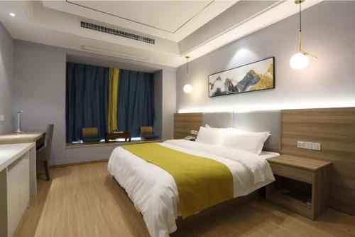 Starway Hotel Nanchang West Lake Wanda Plaza客房内的一张或多张床位