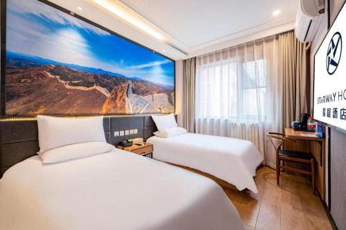 Starway Hotel Beijing Hepingli North Street Metro Station客房内的一张或多张床位