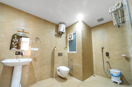 瑞诗凯诗Lifespace Rishikesh- Hotel, Hostel, Cowork, Cafe的带淋浴、卫生间和盥洗盆的浴室