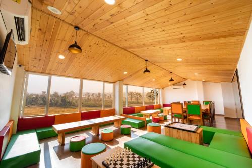 瑞诗凯诗Lifespace Rishikesh- Hotel, Hostel, Cowork, Cafe的客房内设有绿色木制家具和窗户。