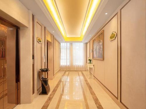 丰都Vienna Hotel Chongqing Fengdu的走廊上设有长长的走廊,设有天花板