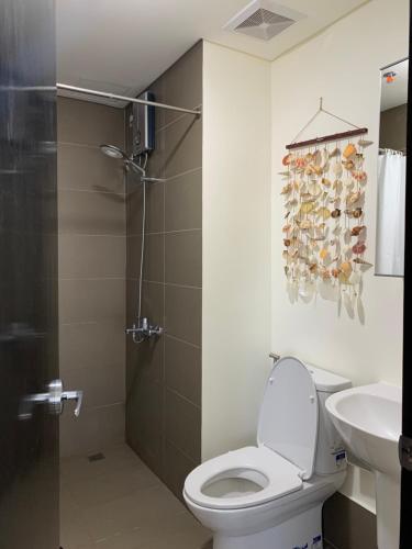 马尼拉Lucky Eight的浴室配有卫生间、盥洗盆和淋浴。