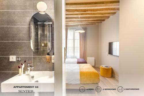 巴黎Beauquartier - Sentier的一间卧室配有床、水槽和镜子