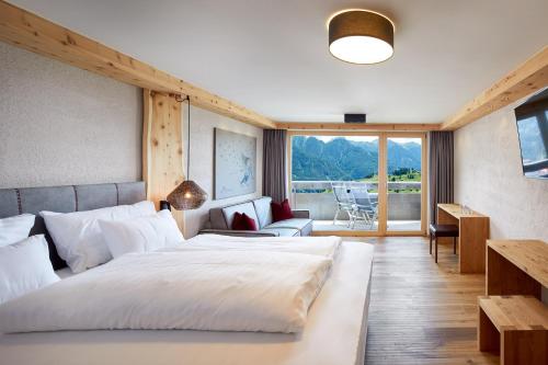 费斯蒂罗尔费斯酒店的酒店客房设有两张床和一个阳台。