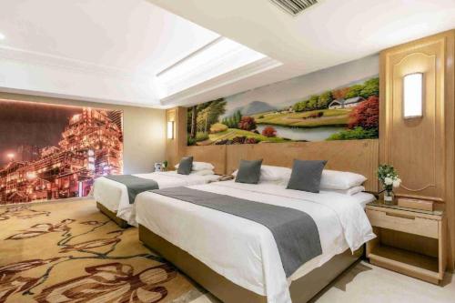 重庆Vienna Hotel Chongqing Jiefangbei Hongyadong的墙上画画的房间里设有两张床