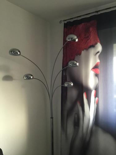 罗马卡萨瓦肯泽索罗伊露娜公寓的镜子中一个戴红帽的女人的反射