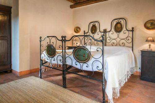阿尔库阿佩特拉尔卡Casa Zorzi的一间在房间内配有金属床的卧室