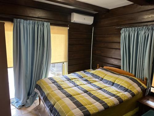 KoniaVilla Nikitas的一间卧室配有床和带窗帘的窗户
