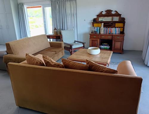 FranskraalstrandBlombos Self-Catering House的带沙发和咖啡桌的客厅