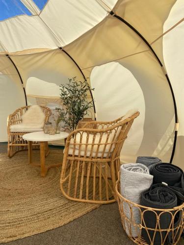 斯凯拜克Marsk Camp的一个带椅子和桌子的帐篷