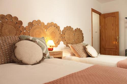 卡拉瓦卡·德·拉·克鲁斯Casa Tekas - Centro Ciudad的一间卧室配有两张带木制床头板的床