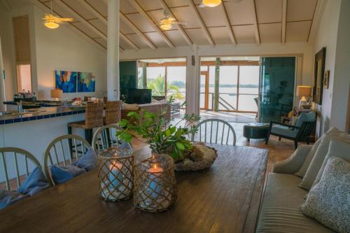 Mangrove CayVilla Blue Hole的客厅配有木桌和植物