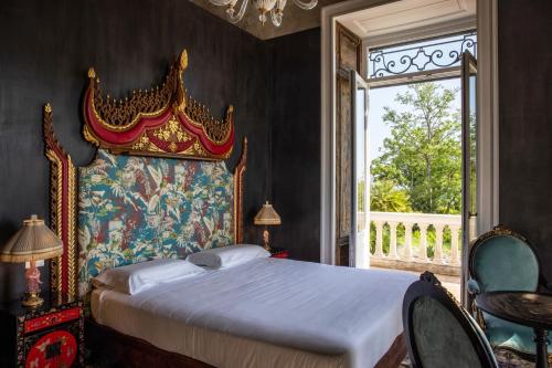 托雷德尔格雷科Villa De Cillis Carafa的一间卧室设有一张大床和一个窗户。