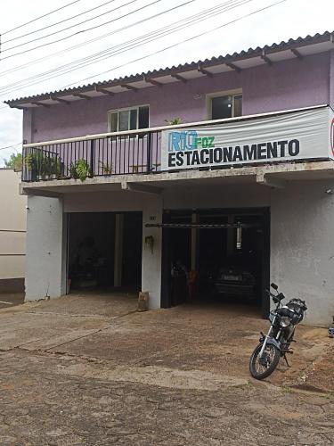 伊瓜苏Rio foz camping para motorhome的停在大楼前的摩托车