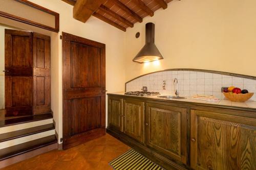 古比奥Fonte Chiara的一个带木制橱柜和水槽的厨房