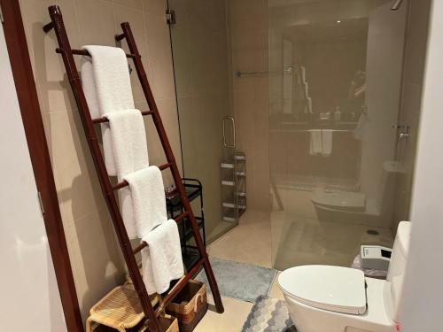 邦涛海滩Wonderful villa Harmony BangTao beach的一间带卫生间和毛巾架的浴室