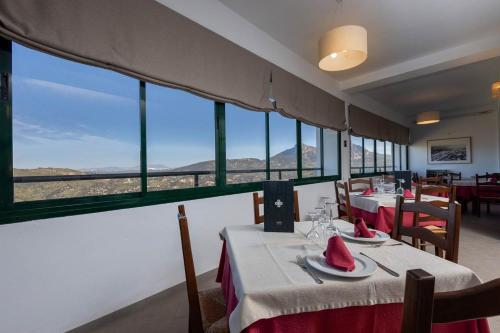 扎哈拉Hotel Tugasa Arco de la Villa的一间设有桌椅的景观餐厅