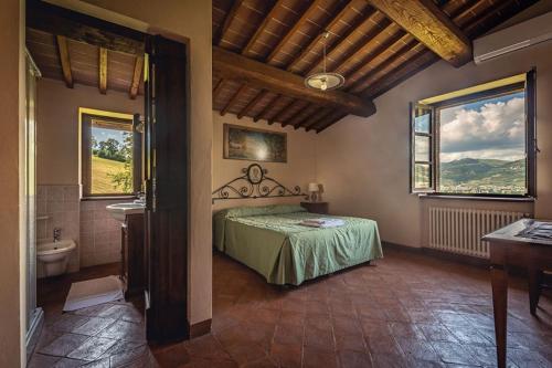 古比奥Fonte Chiara的一间卧室配有床、水槽和2个窗户