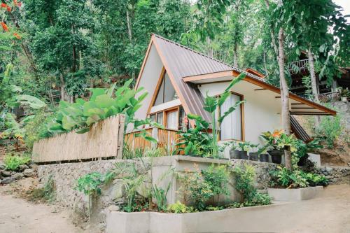 圣胡安Casa Maria at Bigang Munti的前面有植物的小房子