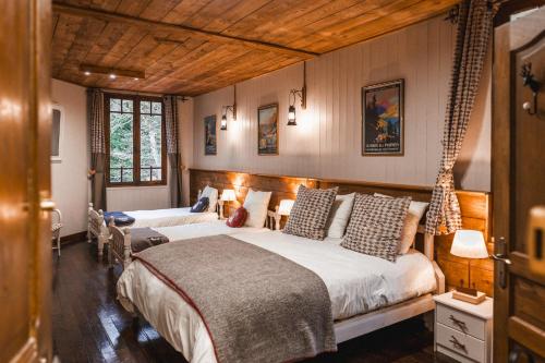 科特雷Les Ruisseaux的一间卧室设有两张床和两个窗户。