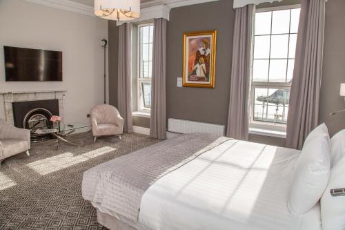 科芙考莫道儿酒店的一间卧室设有一张大床和一个壁炉