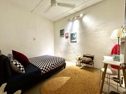 大山脚Cozy33#4pax#Wifi#NearAeonAlma#20minstobatukawan的卧室配有黑白床和椅子