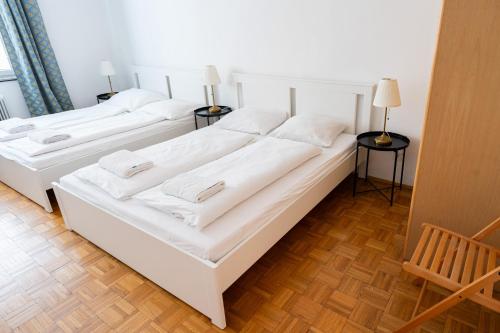 维也纳Central Living Apartments - Staatsoper的配有两盏灯的房间,设有两张白色的床