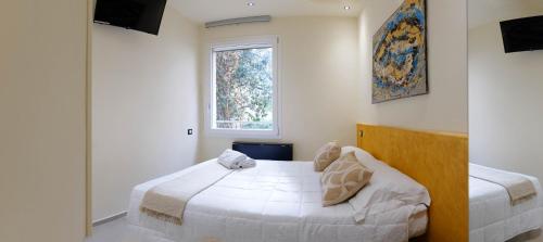 拉文纳5Rooms的一间卧室设有一张床和一个窗口