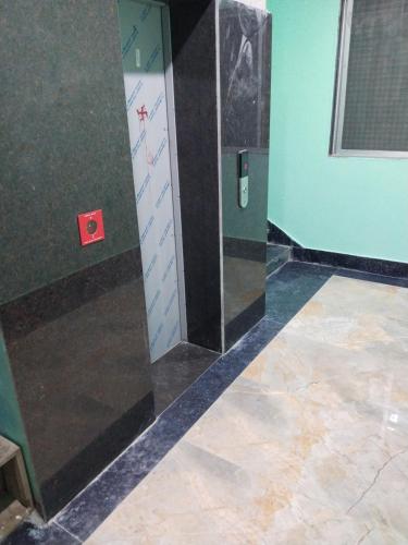 MadhubaniHotel Jyoti的浴室设有一面镜子,铺有瓷砖地板。