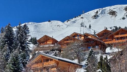 香普森高山伊莫服务点酒店的雪覆盖的山上的滑雪小屋