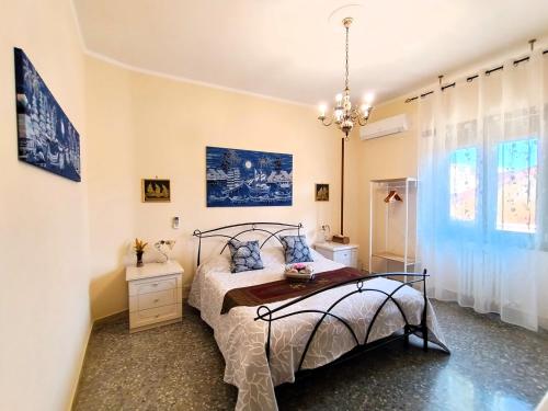 罗马阿提科塔伦提公寓的一间卧室配有一张床和一个吊灯
