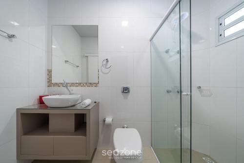皮萨拉斯Casa de 2 pisos a 110m da praia em Piçarras SAP260的一间带水槽和玻璃淋浴的浴室