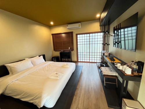 Nang RongCOZY SHIROI RESORT的卧室配有一张白色大床和一张书桌