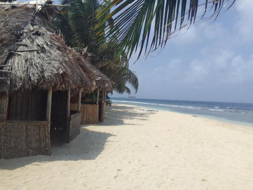 NusatupoMares gunayarIslas的拥有两座小屋和大海的海滩