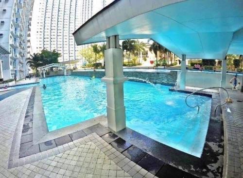 马尼拉The Grass Residences的城市里一个蓝色的大泳池