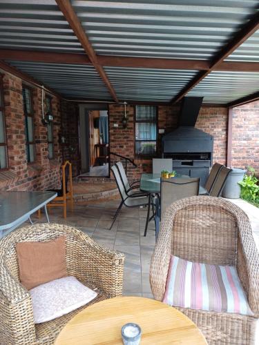 布隆方丹Cura Lodge的庭院配有桌椅和炉灶。