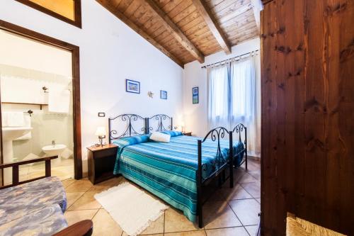 阿尔布斯Turismo Rurale La Miniera Fiorita的一间卧室配有一张带蓝色棉被的床