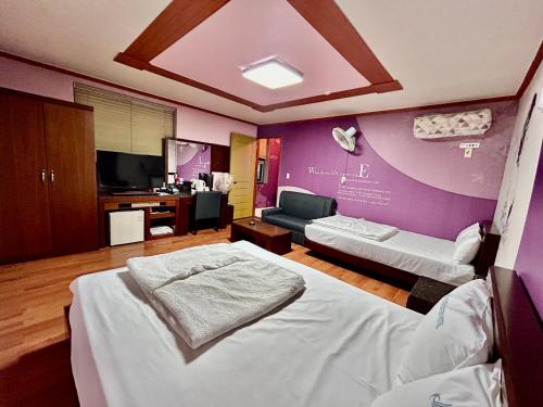 巨济Evergreen motel的一间医院间 - 带两张床和电视