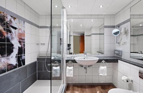 埃斯林根Leonardo Hotel Esslingen的一间带水槽和淋浴的浴室