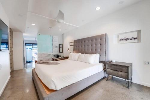 圣地亚哥Kettner Row 1的白色卧室配有一张大床和一张桌子