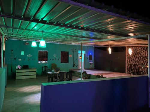 戈卡尔纳Blue Lagoon Redefined的配有桌椅和蓝色灯光的客房