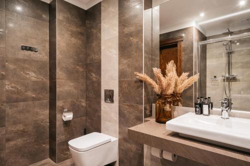 克拉科夫Topolowa Residence - LoftAffair Collection的一间带卫生间和水槽的浴室